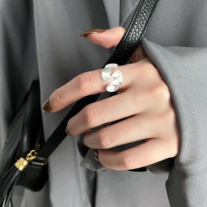 Niche Wave Skirt Ring Minimalist Blogger-Approved Open Finger Ring Stylish Unique Design Statement Jewelry for Women