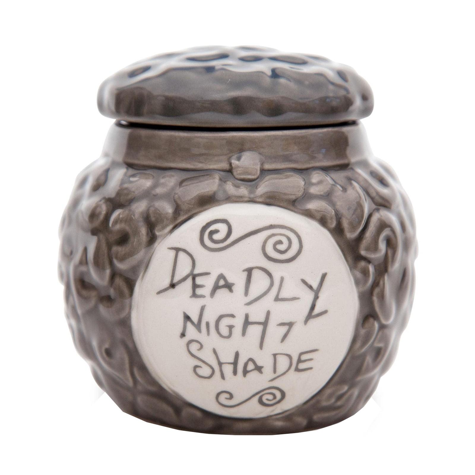 

Керамическая свеча в банке Смертельный паслен Салли из Кошмара перед Рождеством с ароматом жасмина и временем горения 30 часов One Size