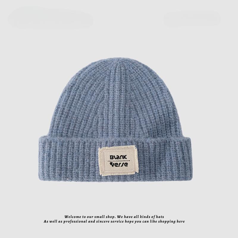 

Корейский стиль, свободная теплая однотонная шерстяная шапка с нашивкой с буквами для женщин на осень и зиму, куча холодных шапок, показывающих лицо, маленькая вязаная шапка hat circumference 52cm-56cm
