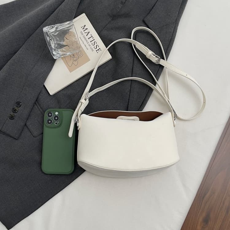 

Женская универсальная сумка на плечо и через плечо с замком белый