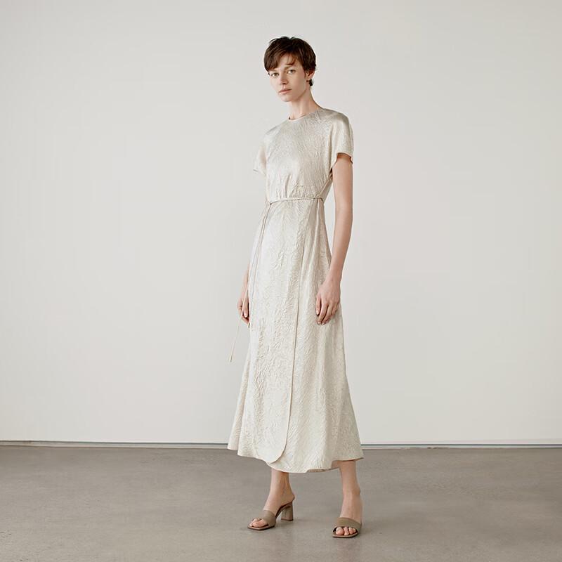 

Элегантное женское платье OVVOVV с круглым вырезом из сатина и ацетата S