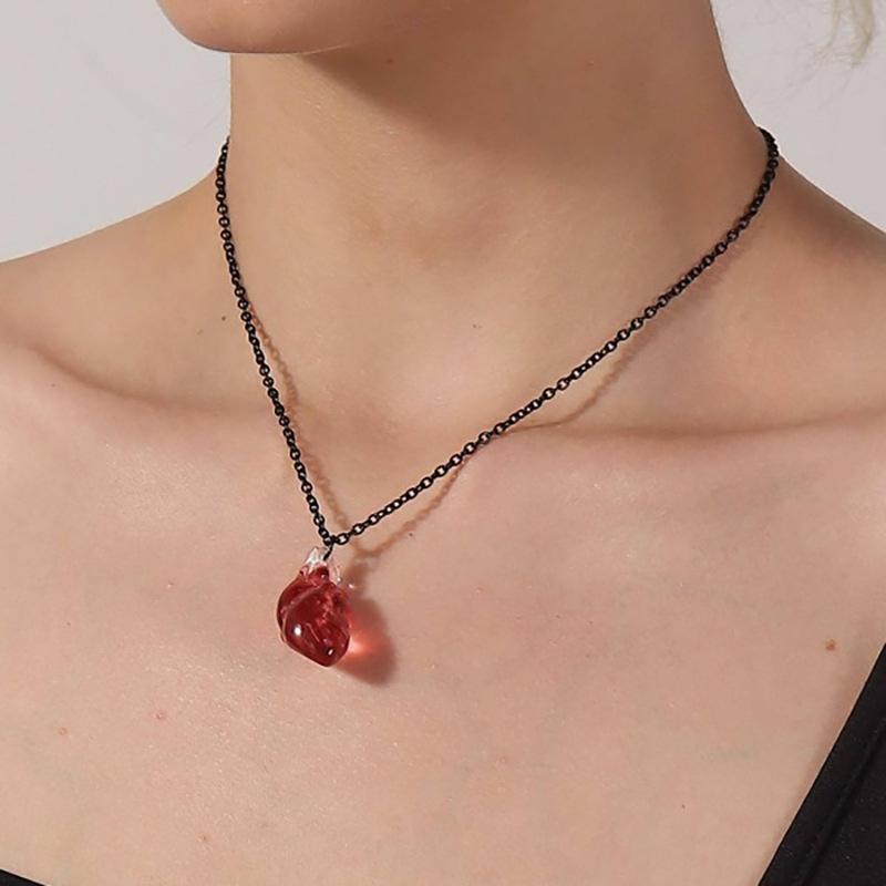 Women Gothic Resin Human‑Heart‑Shaped Necklace, Bold Exaggerated Organ Design Pendant, Fashion Decorative Neck Ornament for Holiday Costume