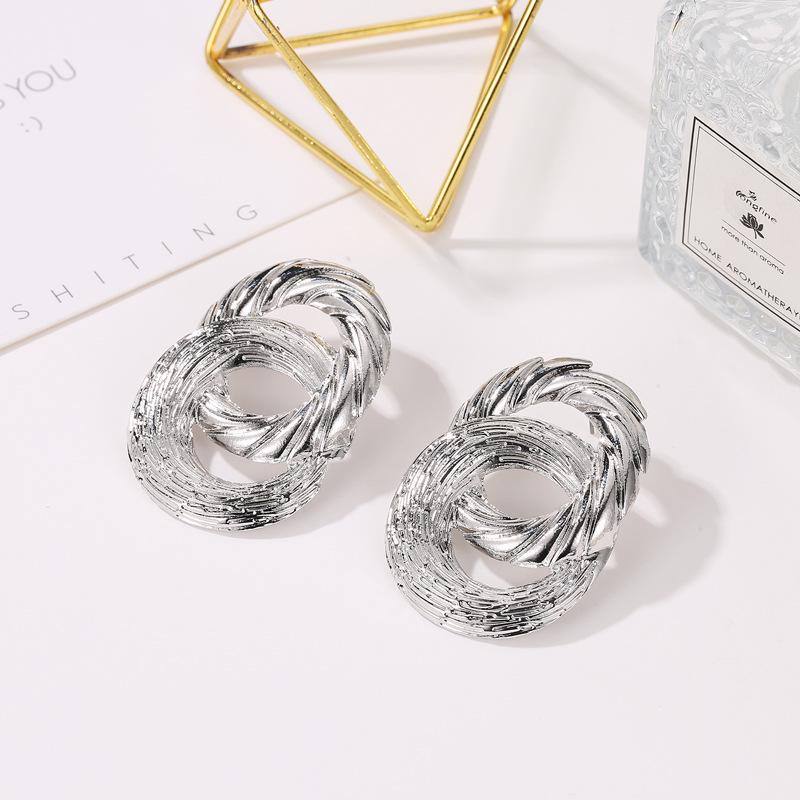 Fashion Circle Twist Earrings Geometric 8 Word Pattern Earrings Personality Female Jewelry ADM