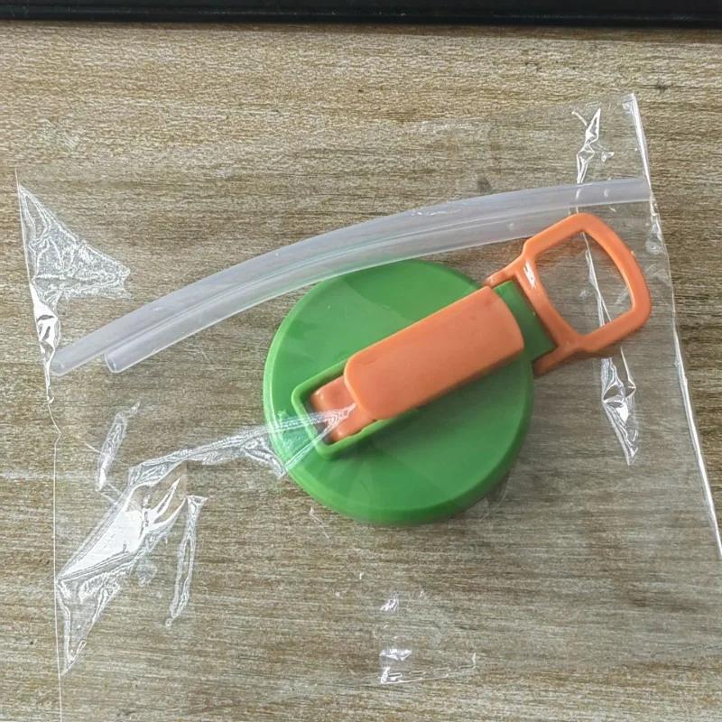 

1 комплект крышек для банок для напитков четырех цветов, многоразовые, можно использовать для напитков, соков и газированных напитков. В комплекте соломинка. Многоразовая соломинка зелёный