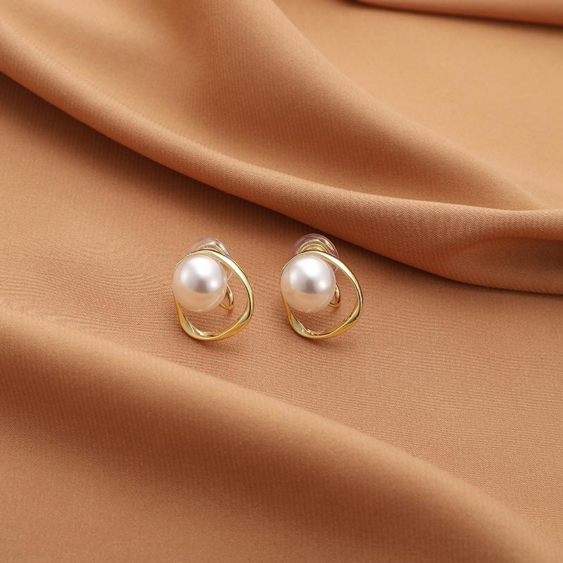Korean Style Retro Pearl Ear Clip for Women - Mosquito Coil Holder, No Piercing, High-End, Fashionable and Versatile Luxury Earrings