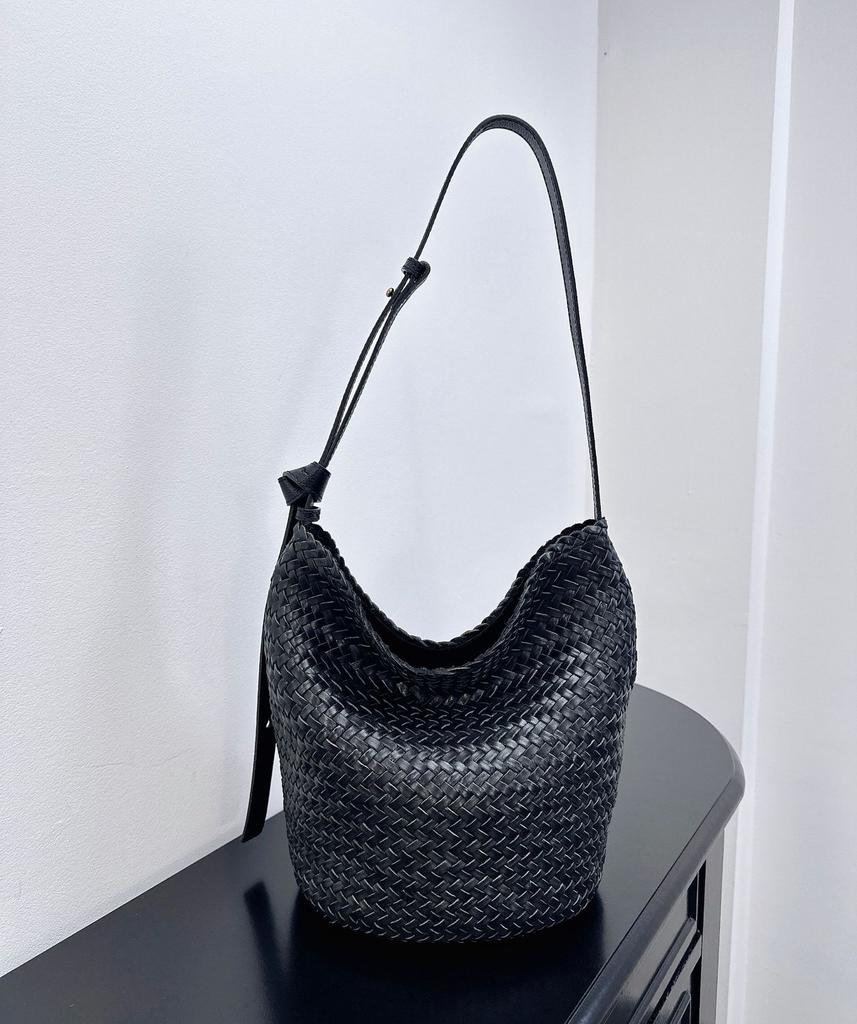 First layer vegetable tanned cowhide hand-woven bucket bag, high-end niche design, genuine leather single shoulder crossbody commuter bag for women