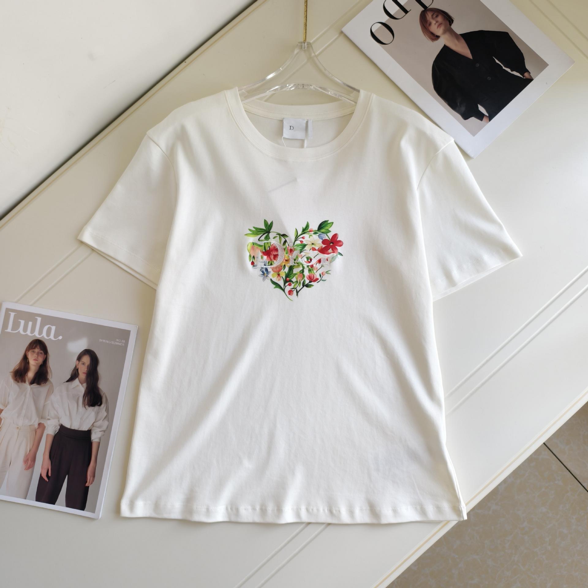 

High-Quality European 3D Heart Letter Embroidered Round Neck T-Shirt Large білий