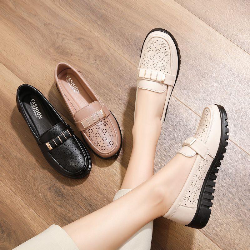 2025 nouvelles chaussures simples pour jeunes mamans chaussures d'été pour femmes d'âge moyen et personnes âgées confortables à semelle souple respirantes en cuir souple grande taille chaussures à trous pour femmes