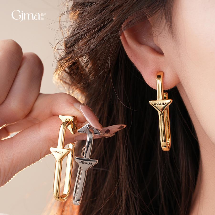 Galvanisierte Silbernadel U-förmige Buchstabe Dreieckige Ohrringe, Steckerohrringe, Temperament-Ohrringe, Nischen-Design-Gefühl