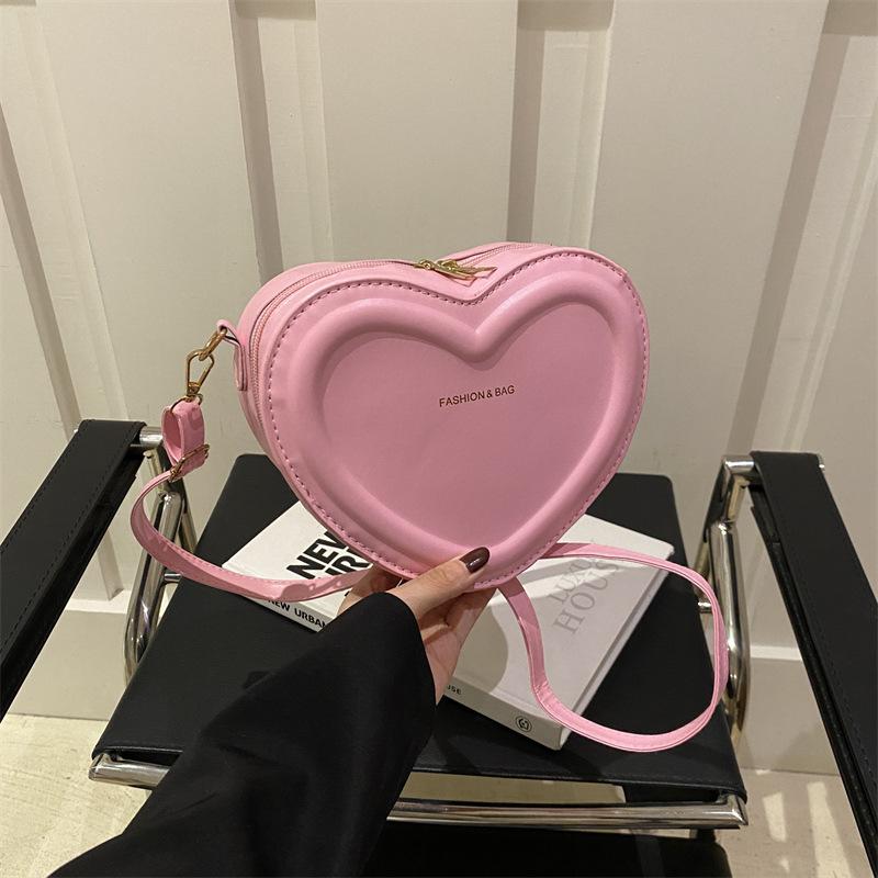 Simple Love Bag Women 2025 New Fashion Personalized Messenger Bag Winter Popular Niche Sweet Shoulder Bag