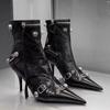 Botas de Cano Curto Femininas Salto Alto Fino Soleist com Decoração Metálica Rebites Franjas Zíper Bico Apontado Botinhas de Motociclista Sapatos Femininos