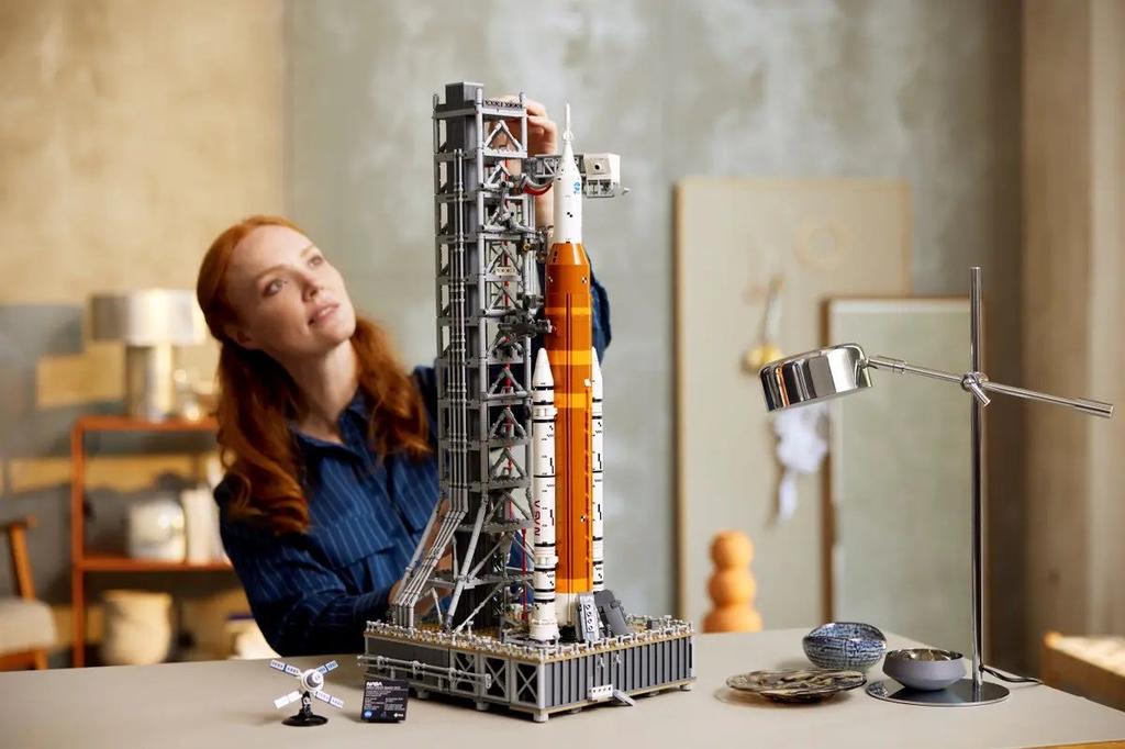 LEGO Icons 10341 NASA Artemis SLS Rocket