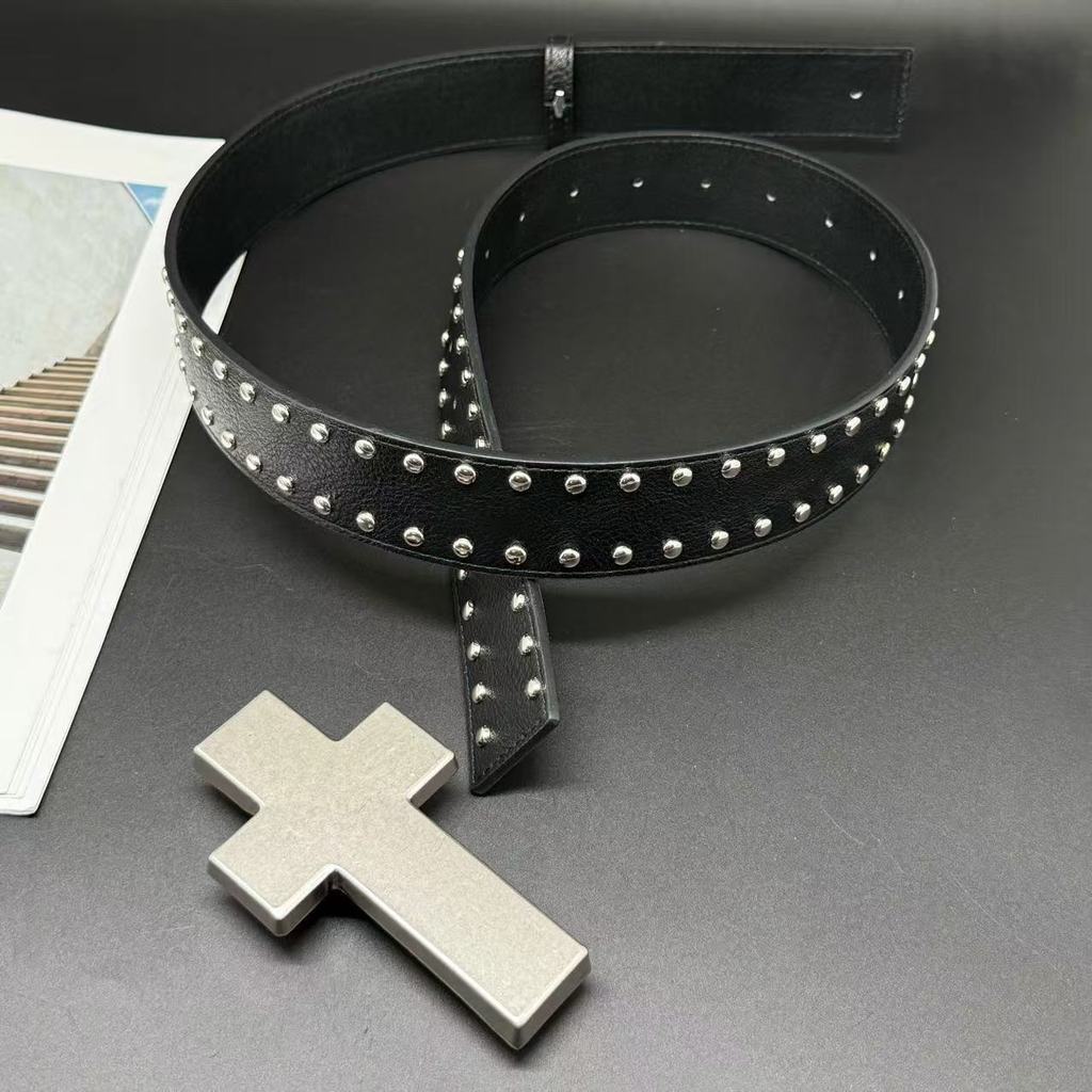 Punk-Ledergürtel mit Nietenkreuz für Männer und Frauen mit Legierungsschnalle Modeaccessoire
