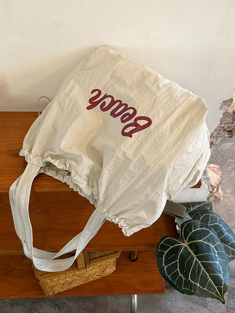 

Холщовая сумка большой вместимости с принтом корейского алфавита, новая сумка-тоут в стиле ленивый ветер 2025 года, студенческая сумка через плечо для занятий светло-серый