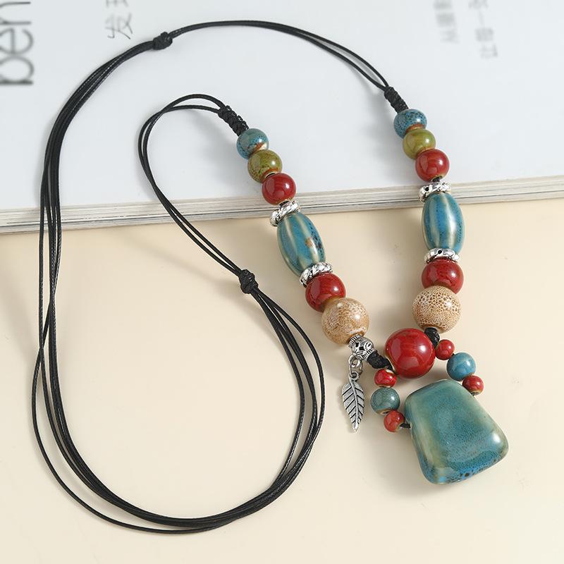 

Богемское керамическое ожерелье из бусин - эффектная цепь с подвеской в виде длинного топора и бусинами в стиле народного искусства для свитера, в стиле бохо