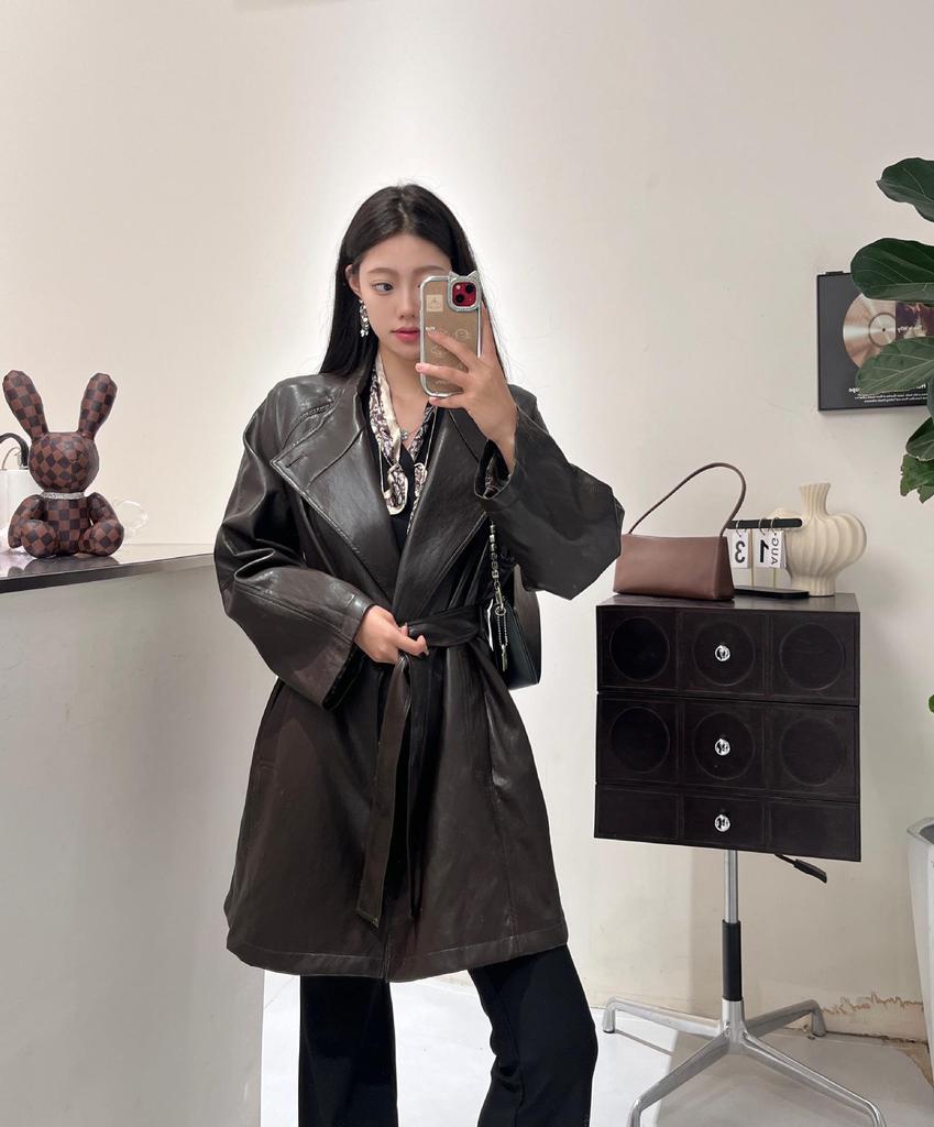 Minimalistischer karierter Ledertrenchcoat für Damen