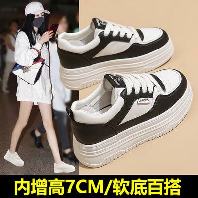Petites chaussures blanches en cuir pour femmes printemps et été 2025 nouvelles chaussures à semelles épaisses à rehausseur interne chaussures pour enfants à semelles souples polyvalentes décontractées pour femmes