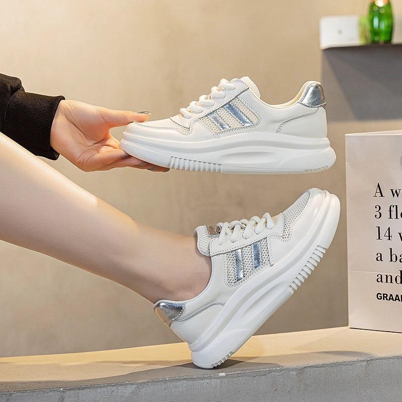Pustende små hvite sko i mesh for kvinner, nye for vår og høst, fritidssport-boardsko med myk såle, platåsko, pappa-sko