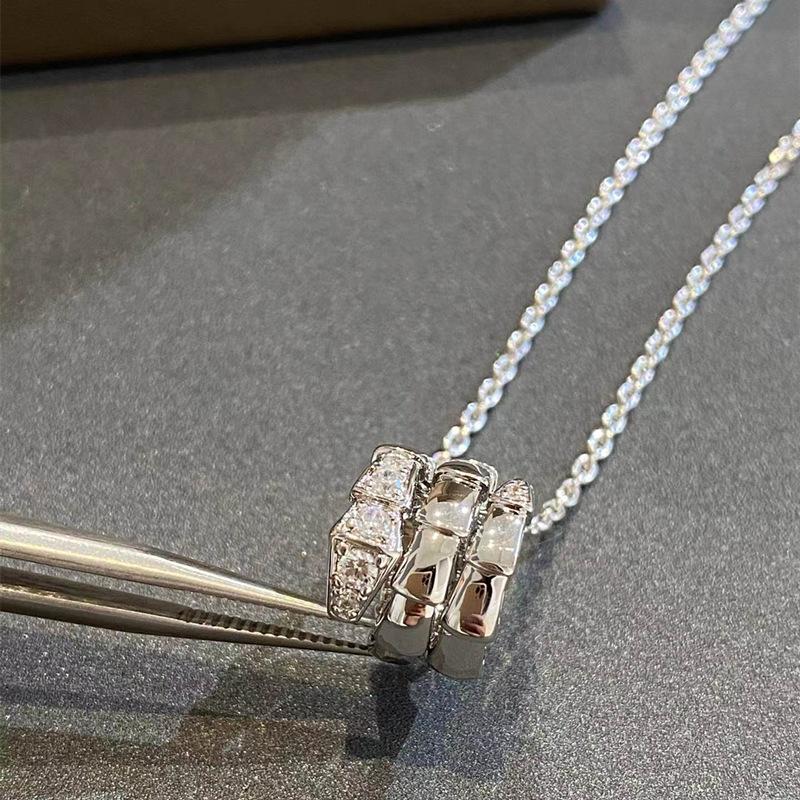 V Gold Material High Quality, Diamonds Full of Diamond Collarbone Chain, European and American Luxury Style