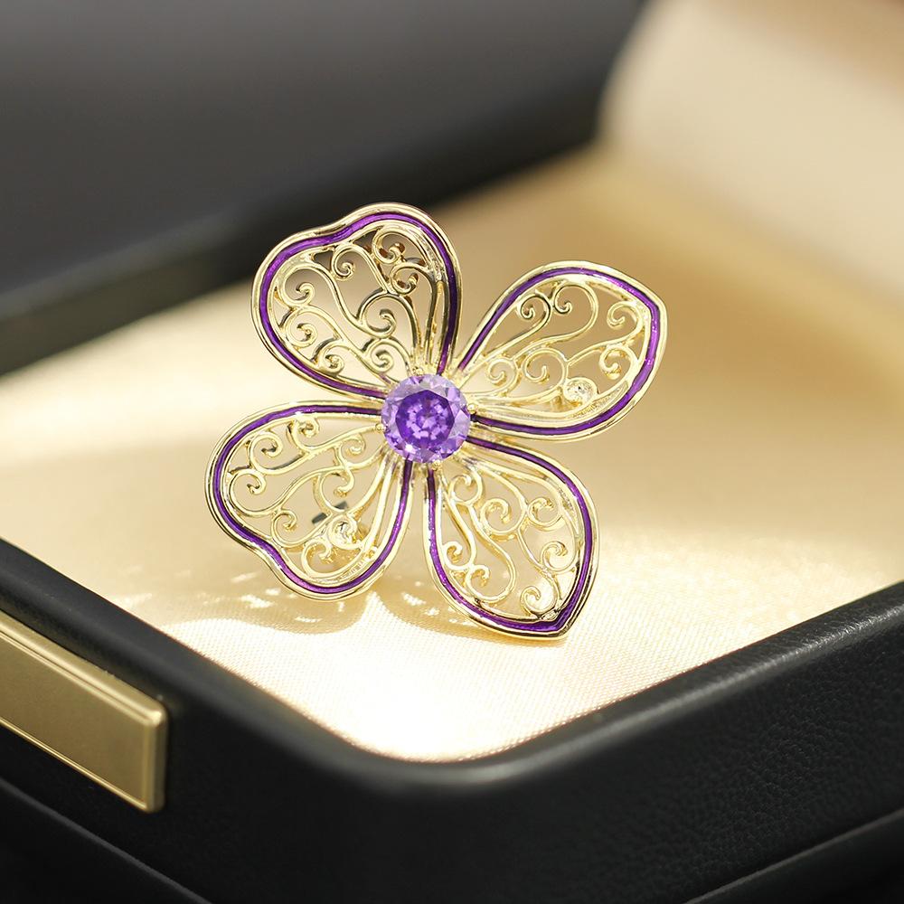 Темпераментная нишевая полая узорная капающая маслом двухцветная цветочная брошь маленькая и изысканная универсальная антибликовая булавка аксессуары для женщин