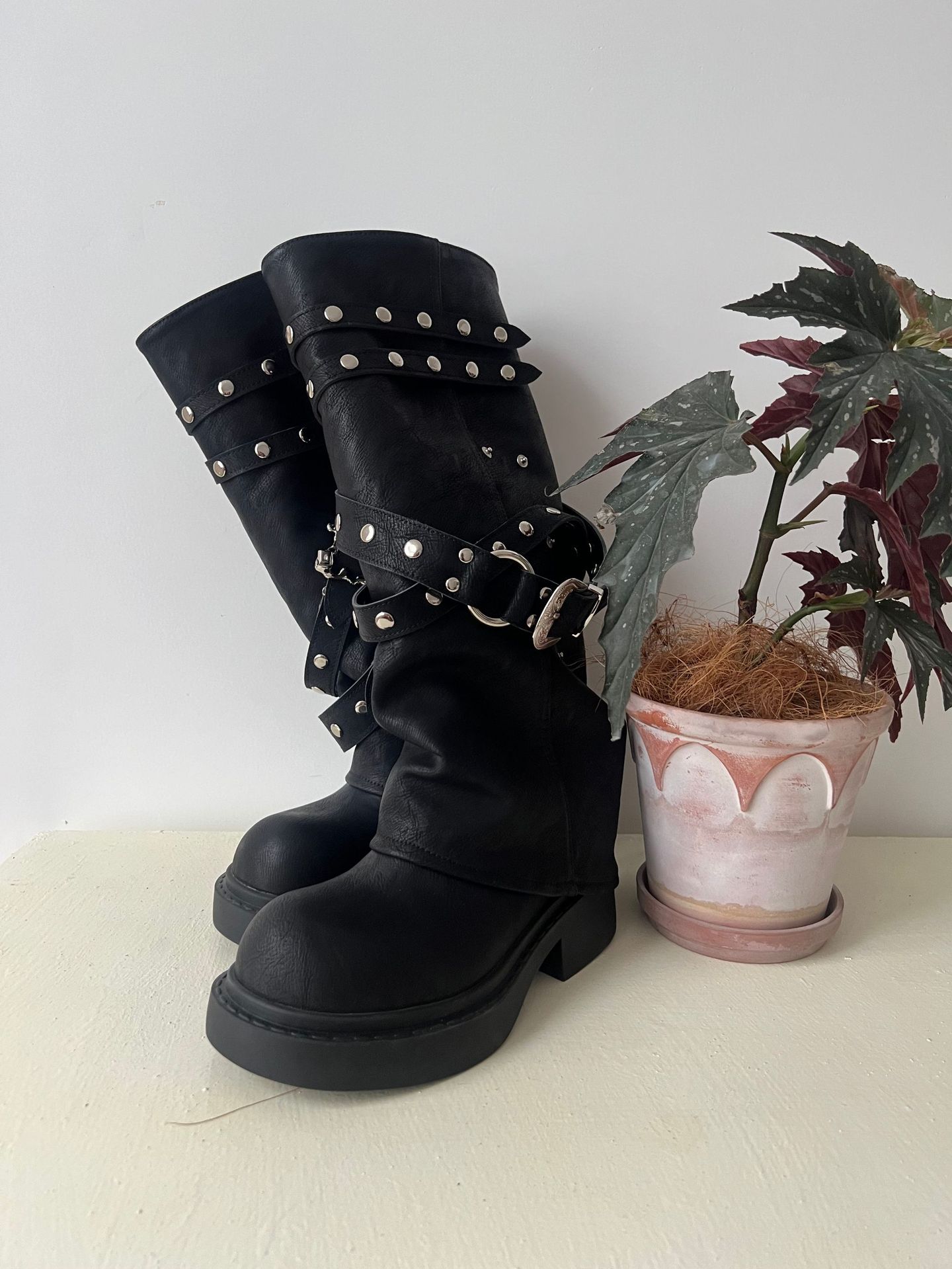 

2025 autumn new Maillard trouser boots women s retro round head niche design long boots rivet knight boots 40