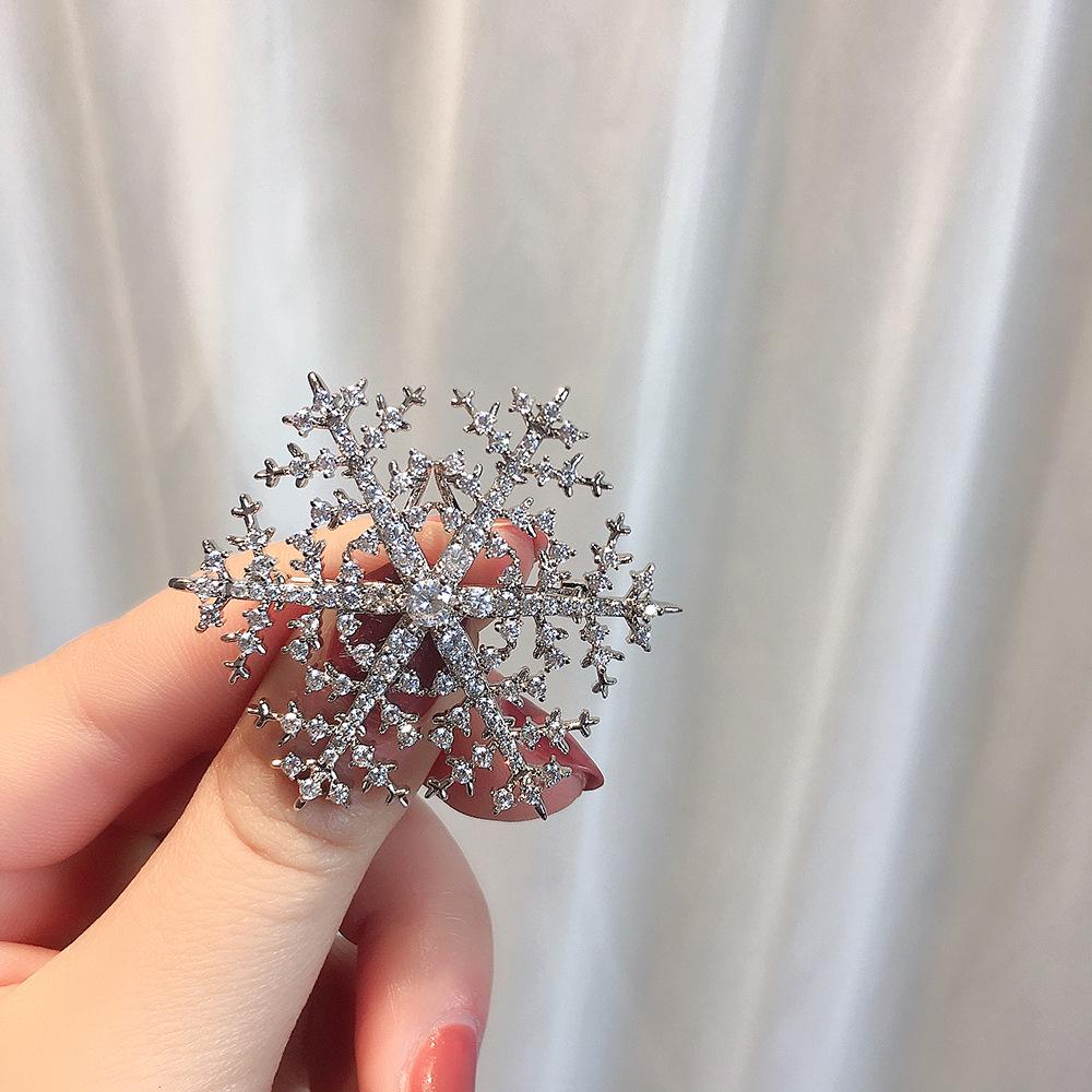 Bo Xin Yun Luxury Zirconia Snowflake Brooch: Classic Anti-exposure Accessory Pin