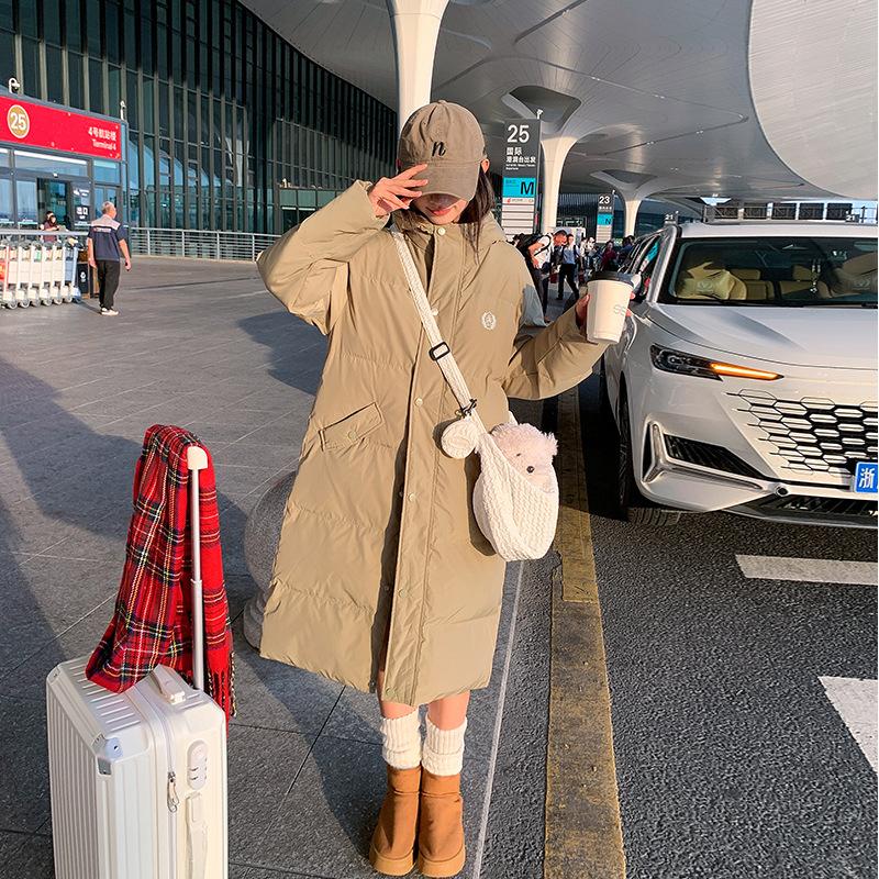 This year, long down cotton clothes in the popular college style are thick and loose in winter, and the cotton-padded jacket is trendy.