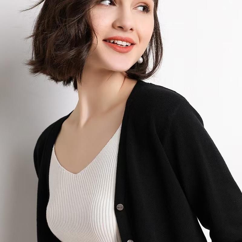 Neuer Damen Frühherbst V-Ausschnitt Strickjacke Weißer Pullover Gestrickte Schnallen-Strickjacke Einfarbig