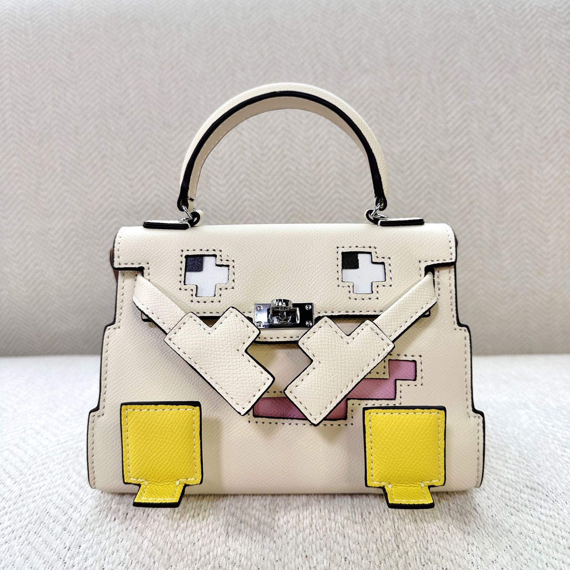 

2025 Новая сумка-кукла из натуральной кожи с мозаикой Маленькая сумка-монстр Модная и милая сумка через плечо для женщин 20x7x13cm белый