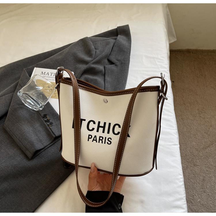 

2025 new Korean version simple and high-end tote bag women s fashion letter lightweight trendy outing casual crossbody bag темно-коричневого