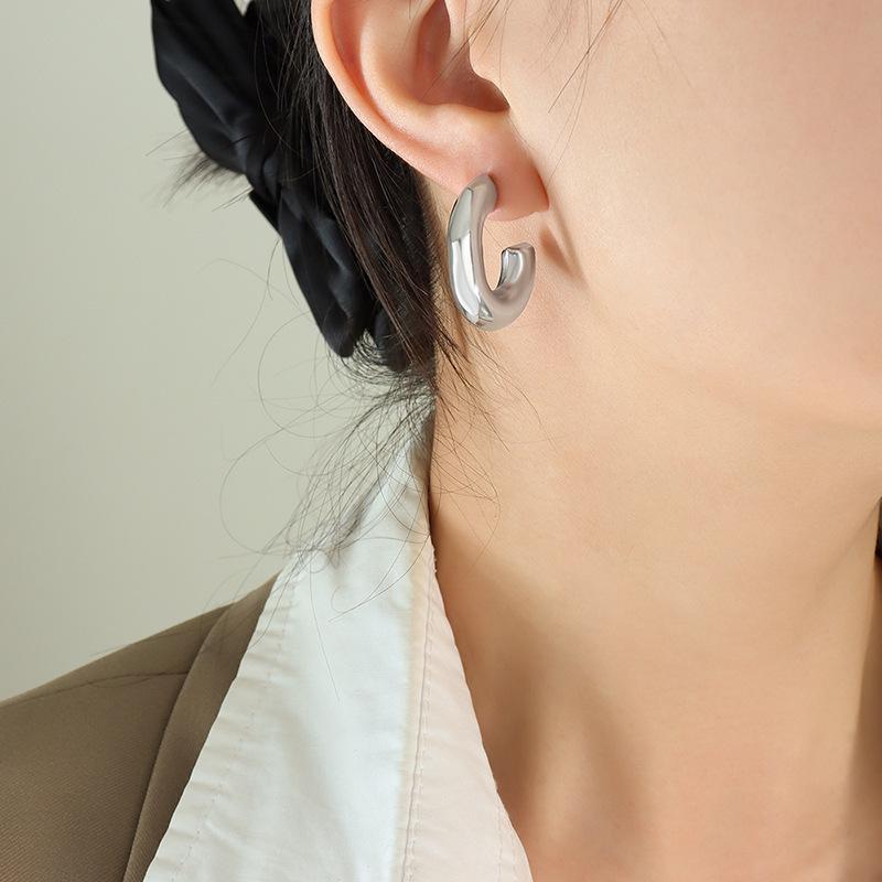Colorfast European and American Hollow U-shaped Gold-Plated Titanium Earrings