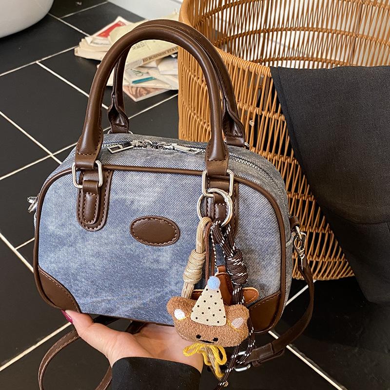 2025 autumn new single shoulder messenger bag small square bag simple portable high value retro women's niche fashion hand bag