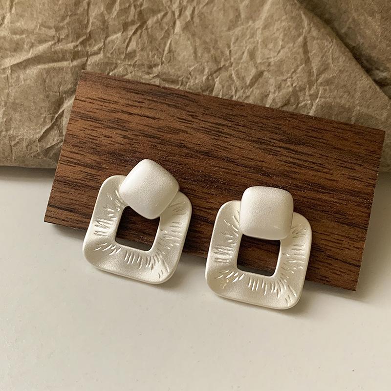 

ANENJERY серьги-гвоздики с полой морозной поверхностью и геометрическим узором для женщин, простой дизайн, индивидуальные серьги, ювелирные изделия