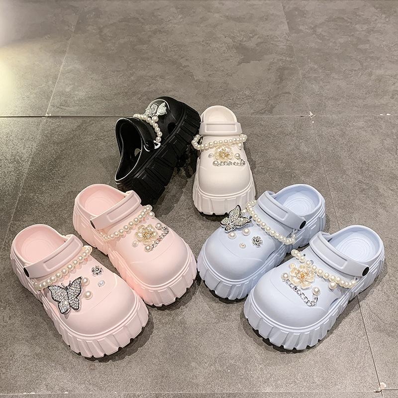 Mode Loch Damenschuhe neu Sommer tragen Perle Schmetterling Strass Zubehör vielseitig rutschfest coole Hausschuhe