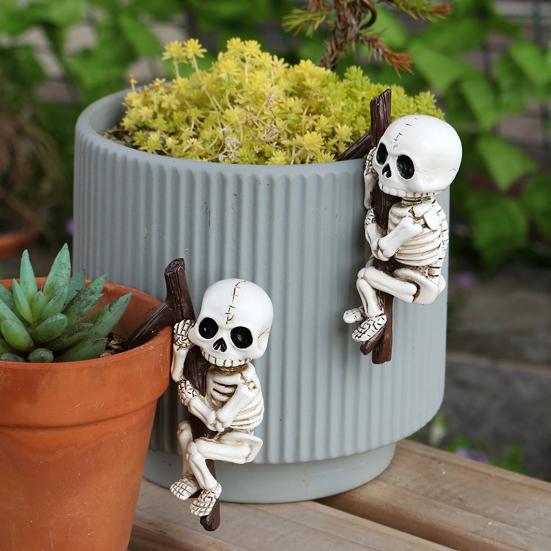 2Pcs Climbing Skeleton Figurine Flower Pot Hanger Mini Skeleton Halloween Resin Skeleton Ornament for Bonsai Planter Edge Decoration