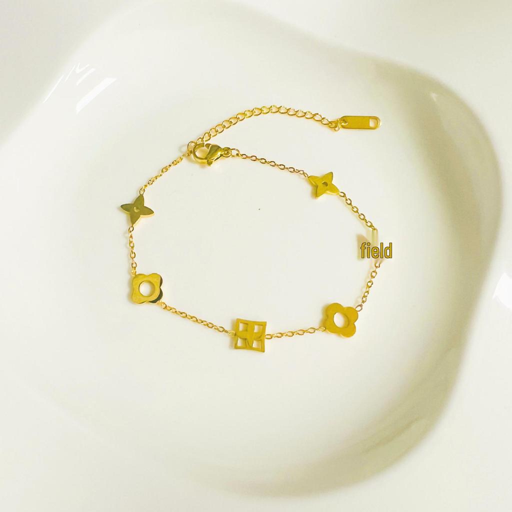 Stilvolles hohles Titanstahlarmband mit vierblättrigem Kleeblatt – Einzigartiges Design