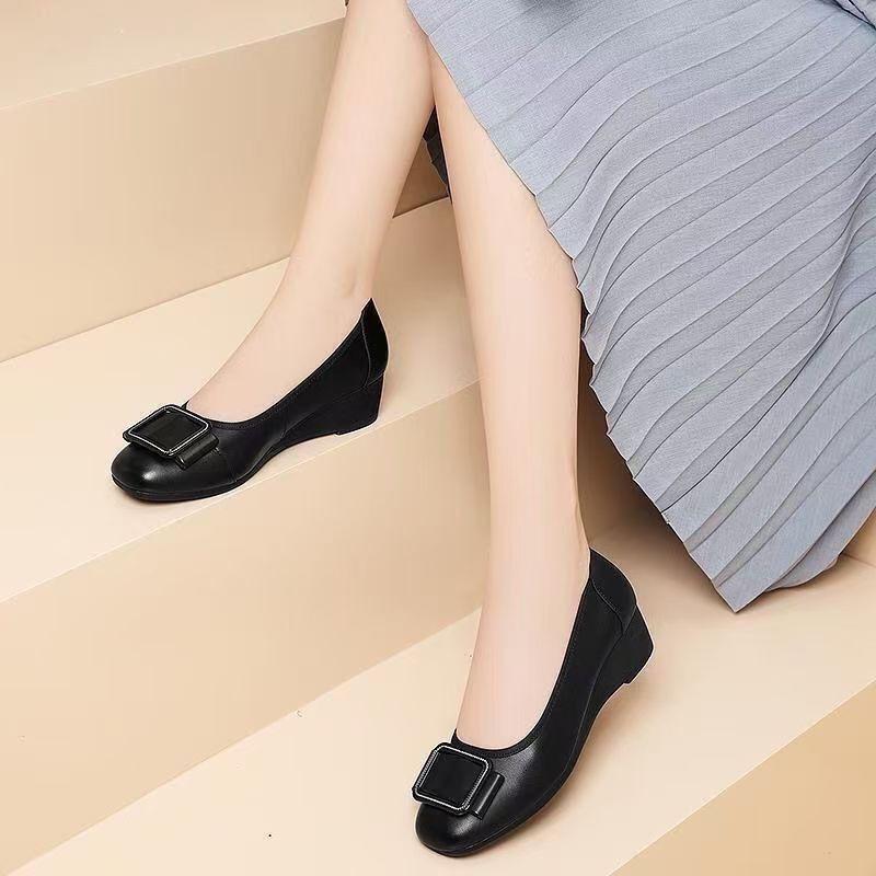 Shallow bevel heel single shoes women's 2025 new summer mid-heel black soft-soled soft leather one-pedal middle-aged mother leather shoes