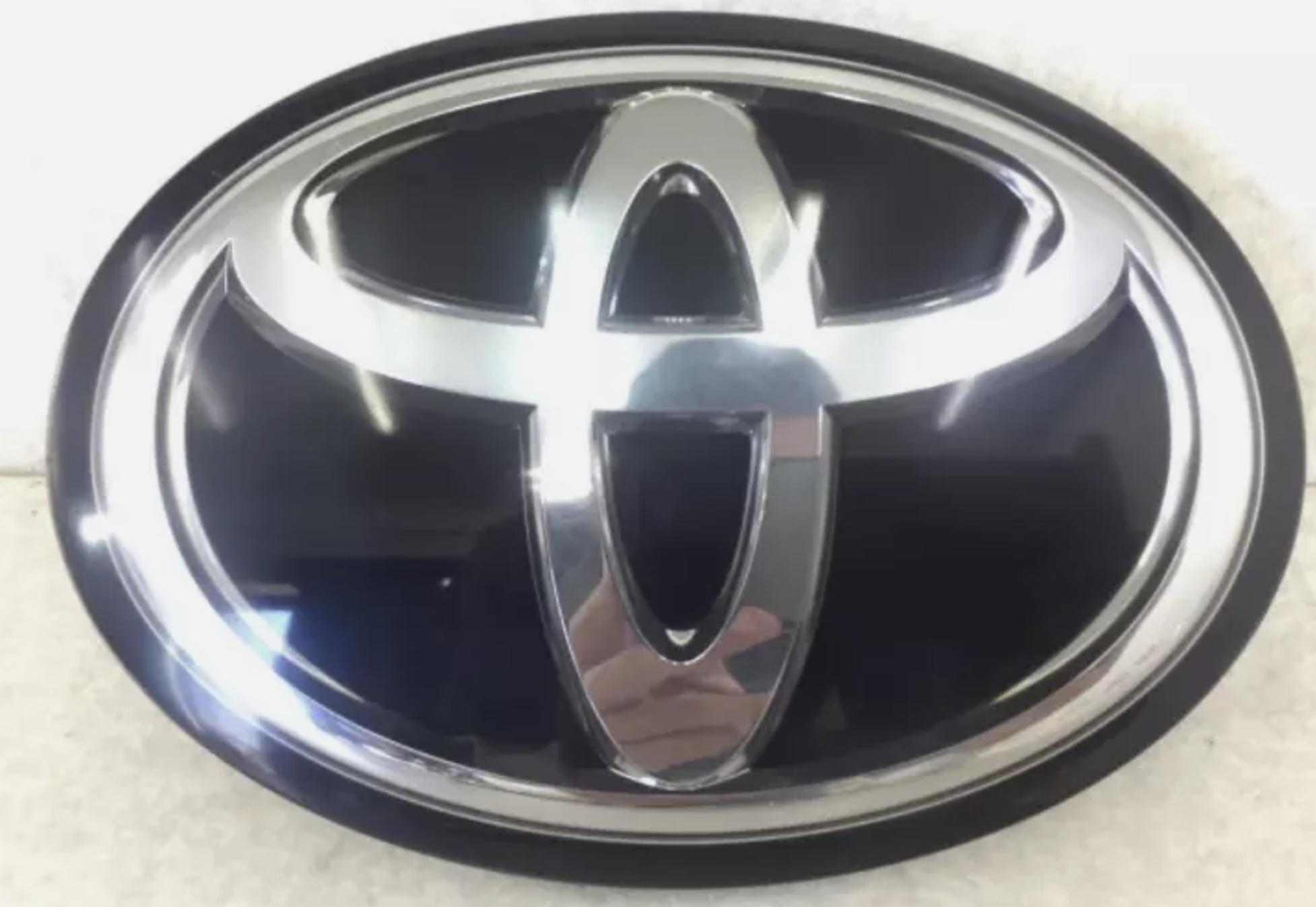 

TOYOTA Radiator Grille Emblem 53141-30120 Land Cruiser Prado Majesta