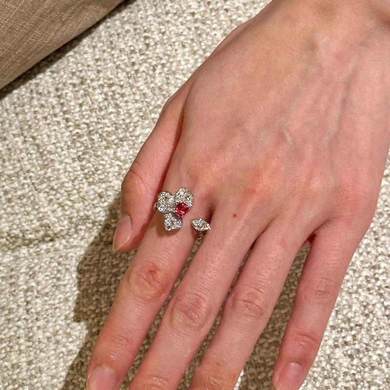 Light luxury high-end rose red flower sparkling diamond ring fashion style gorgeous charms rings for women couple style