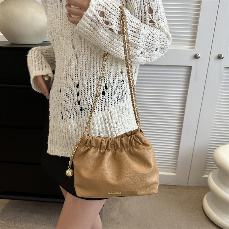 Popular chain bag women's new 2025 niche design sense solid color shoulder bag cloud bag messenger bag women