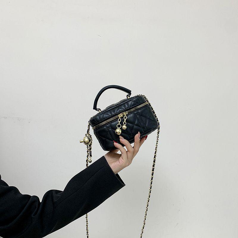 

Bag Women s Autumn and Winter Quilted Western Style Chain Handbag Black large(Can put the phone)