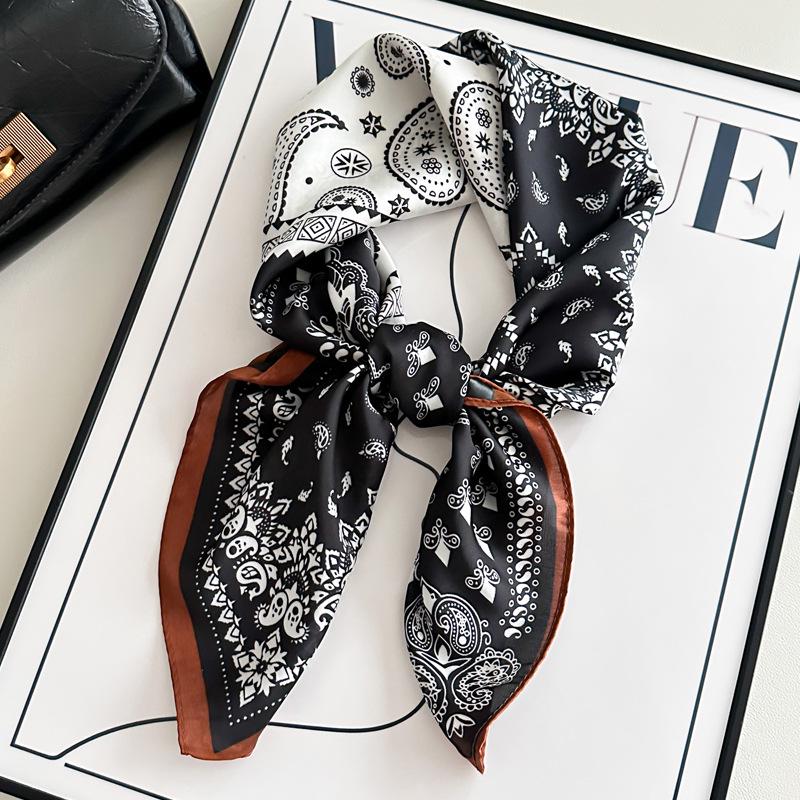 Damski jedwabny szalik w koreańskim stylu: Wszechstronny kwadratowy szalik z kamelią na wiosnę i jesień - do noszenia na szyi, na torebce lub we włosach