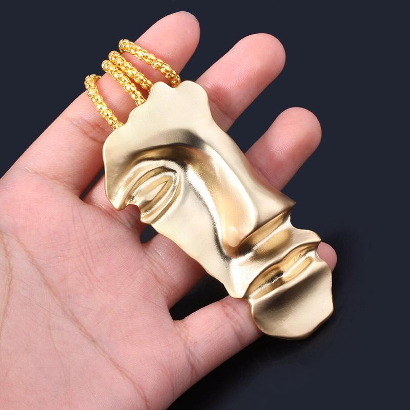 European & American Half-Face Mask Brooch: Trendy Gold-Tone Art Badge