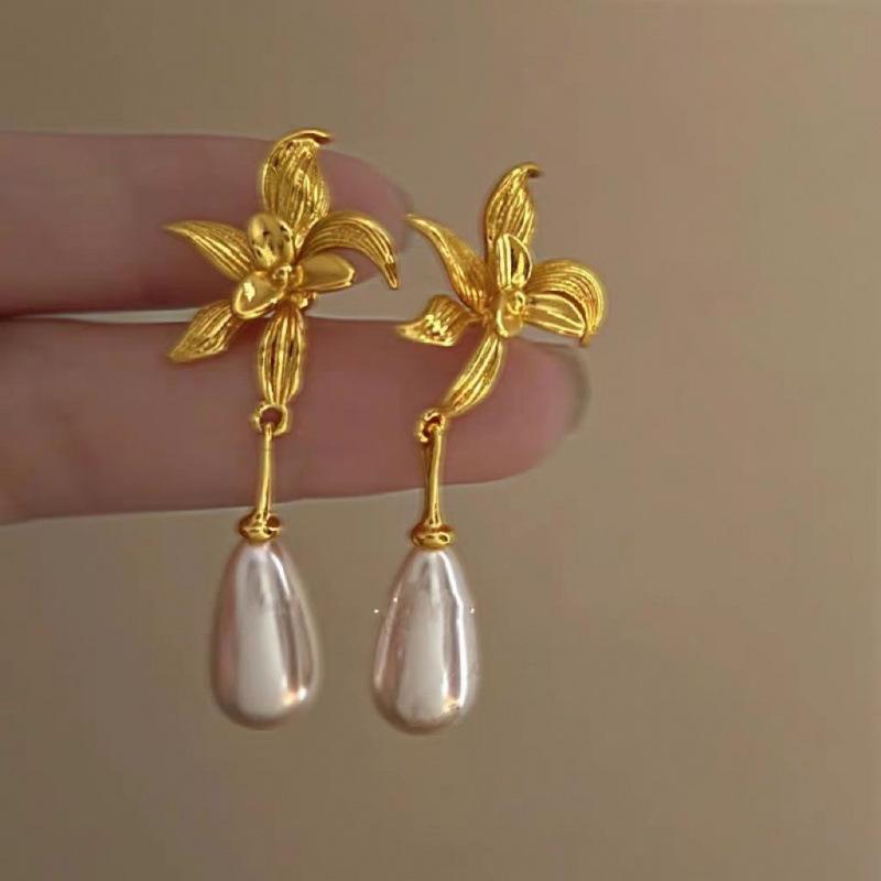 Light luxury personality French retro flower fringed earrings women, niche design high-end temperament pearl pendant earrings
