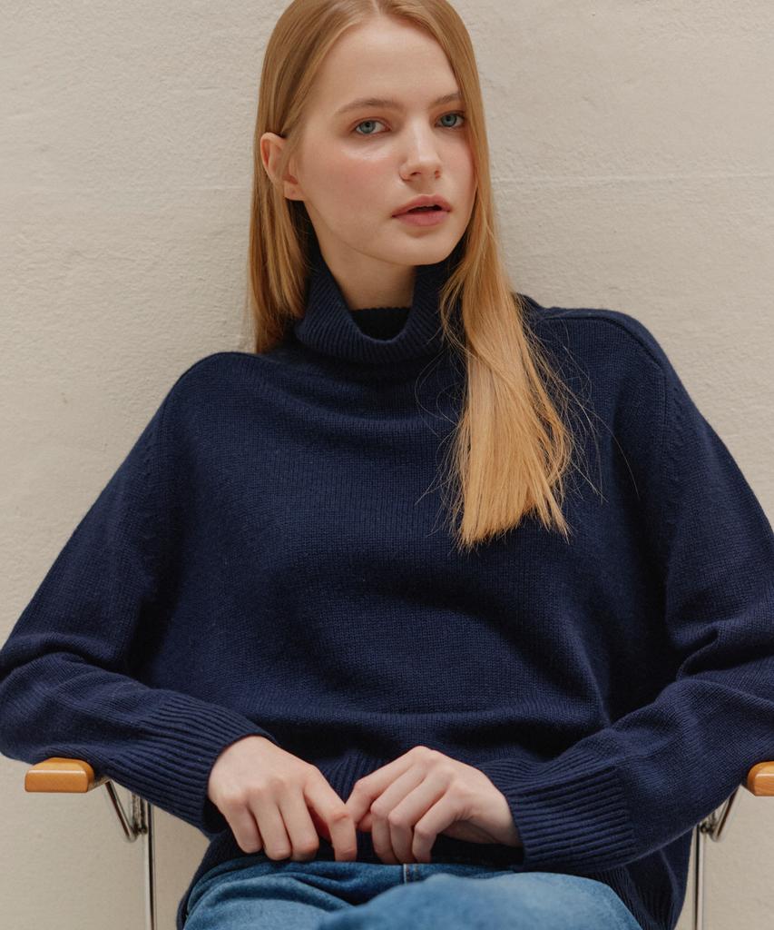 JE NE SAIS QUOI Loose-Fit Turtleneck Cashmere Knit_ Navy