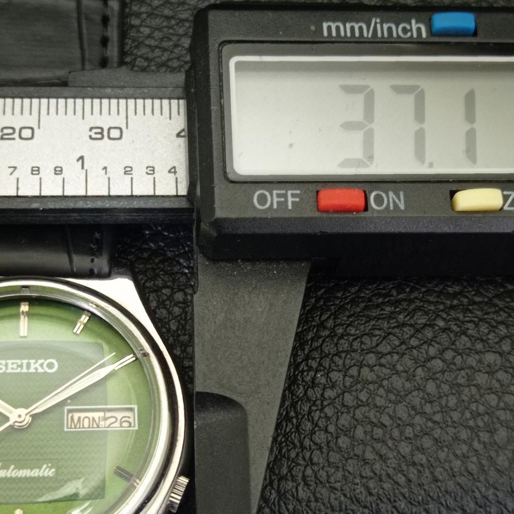 Seiko AUTOMATIC 7009A VINTAGE JAPAN MENS GREEN COLOR DIAL WATCH A701409-5 R206b-a701409