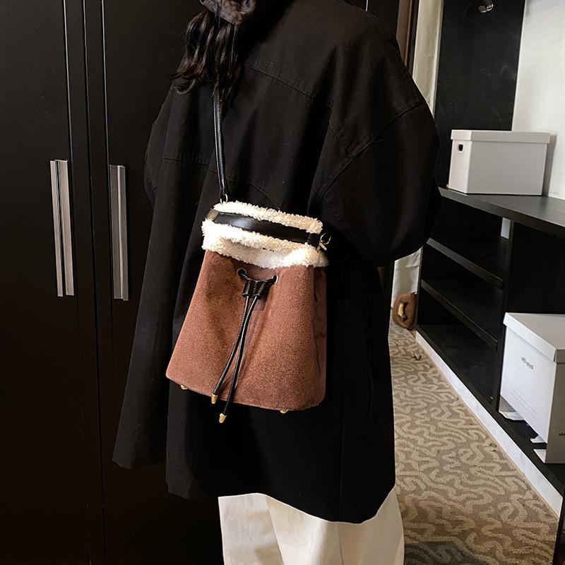 Niche design 2025 new retro bucket large capacity Mao Mao single room oblique span commuting casual versatile bag