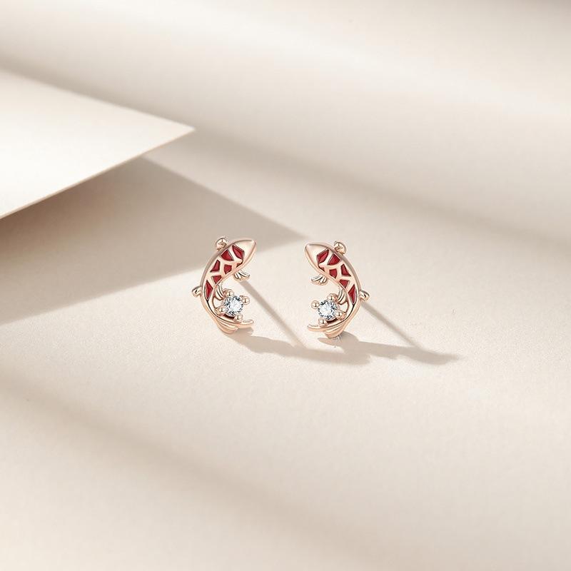 

Серьги-пусеты «Счастливый карп», серьги с нишевым дизайном в стиле легкой роскоши, серьги в китайском стиле, серьги на год Змеи по восточному календарю