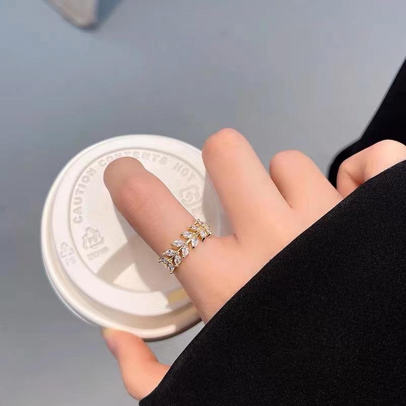 2024 Korean High-End Crystal Leaf Ring: Luxury Niche Design with Cold Aesthetic