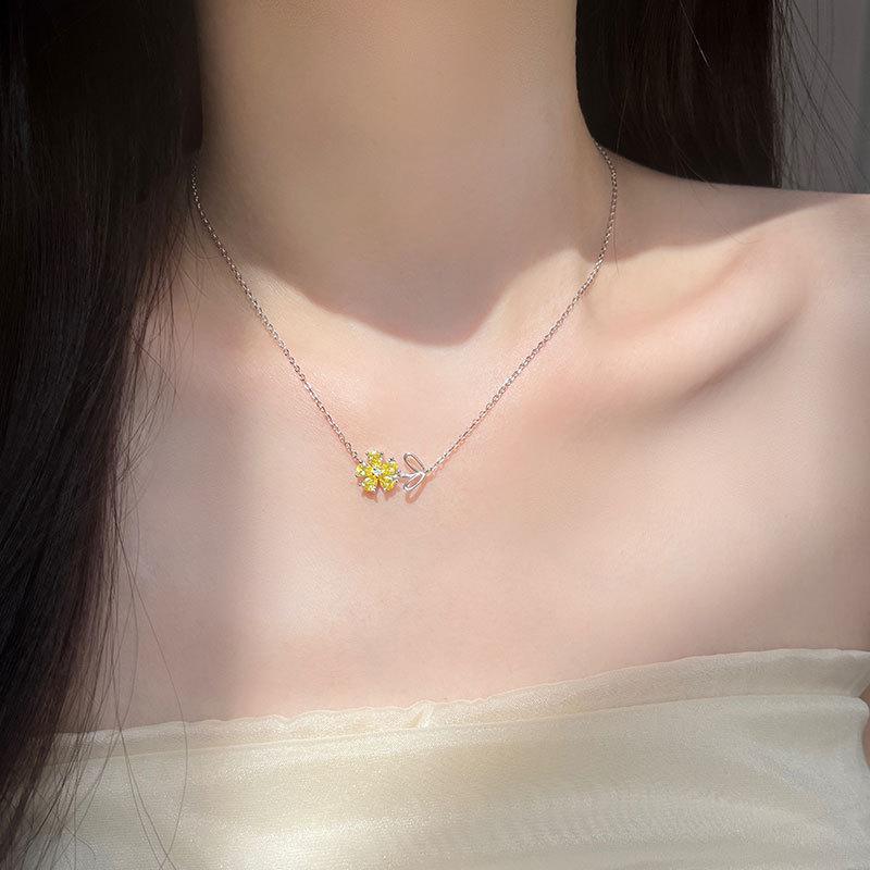 Collana con Fiore Giallo in Stile Pittura a Olio Piccolo Fresco Foresta Piccola Margherita Catena Clavicola Design di Nicchia